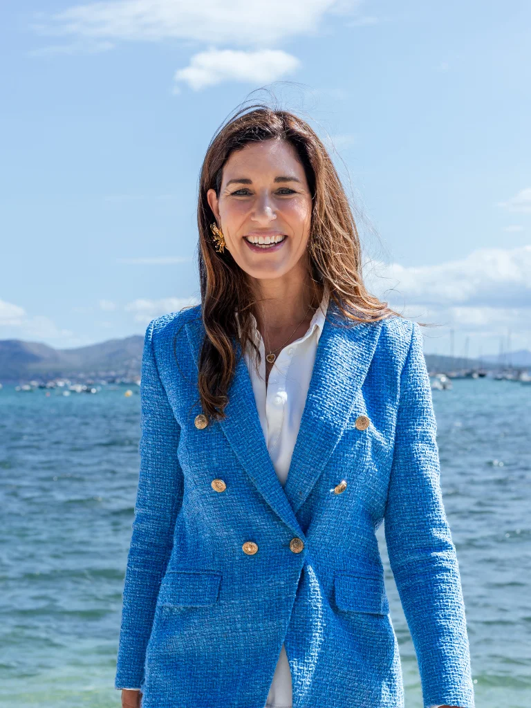 Maaike van Ruitenbeek, private property finance advisor, photographed by the sea in Mallorca